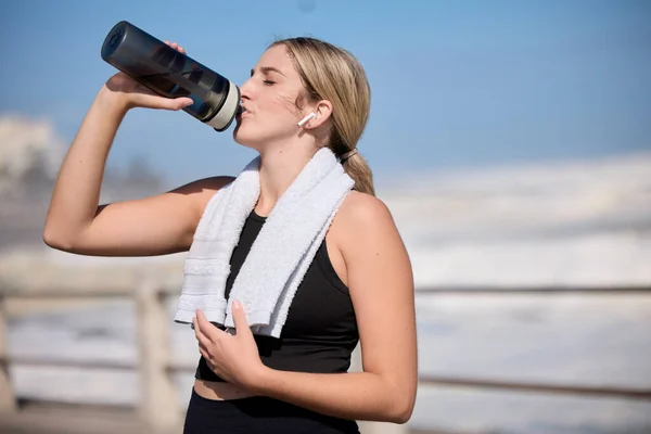 Fitness Música Agua Potable Mujer Playa Para Practicar Deportes Running — Foto de Stock