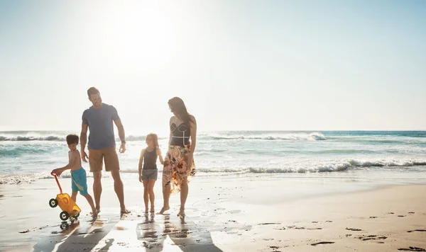 Zeit Sommergefühle Wecken Eine Vierköpfige Familie Verbringt Den Tag Strand — Stockfoto