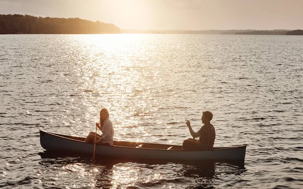 Making Memories Lake Young Couple Rowing Boat Out Lake — Stock Photo, Image