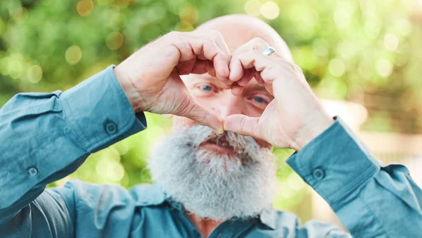 Портрет Руки Сердце Старшим Мужчиной Открытом Воздухе Саду Летом Любви — стоковое фото