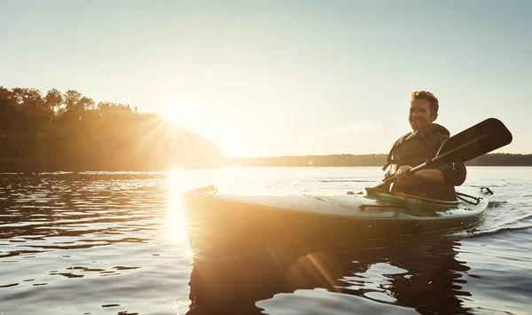 Enloquece Por Tiempo Joven Paseando Kayak Lago Aire Libre —  Fotos de Stock