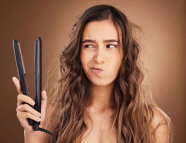 Догляд Волоссям Плоске Залізо Пошкодження Портрет Жінки Студійному Фоні Тривожне — стокове фото