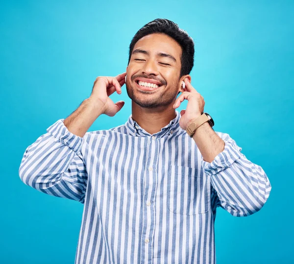 在工作室里 快乐的男人 耳机和音乐 在蓝色的背景上 放松而快乐 在收听播客 流媒体或音频 在线或付费节目时 收音机 微笑和印度男性的微笑 — 图库照片