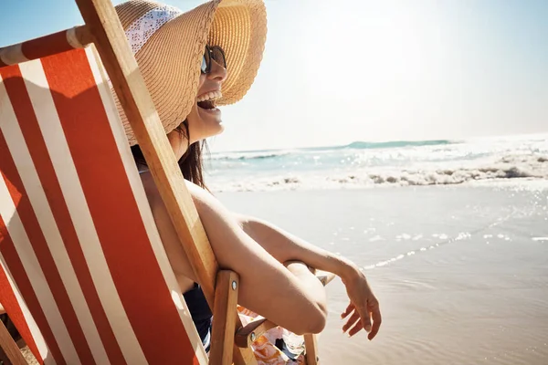 花时间去做那些让你快乐的事 一位迷人的年轻女子在海滩上的椅子上休息 — 图库照片