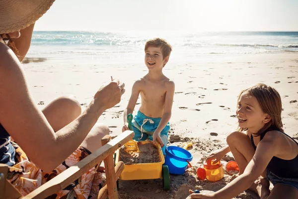 Vita Molto Più Divertente Spiaggia Fratello Una Sorella Felici Che — Foto Stock