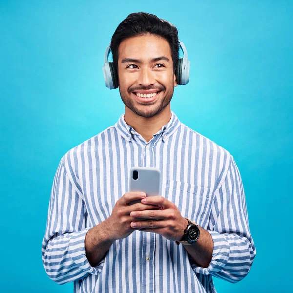 Fejhallgató Zene Gondolkodó Ember Telefonnal Stúdióban Streaming Audió Előfizetés Kék — Stock Fotó