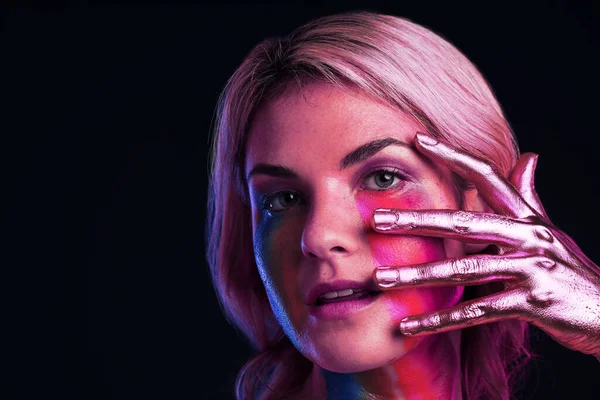 Kobieta Metaliczny Portret Dłoni Piękna Kolorowymi Kosmetykami Farb Skórze Twarzy — Zdjęcie stockowe
