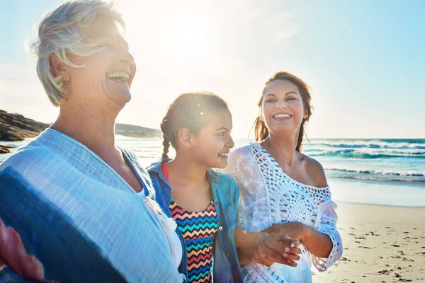 Všichni Usmívají Pláži Starší Žena Tráví Den Pláži Svou Dcerou — Stock fotografie
