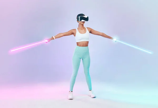 Jogo Óculos Realidade Virtual Mulher Com Sabre Luz Futuro Diversão — Fotografia de Stock