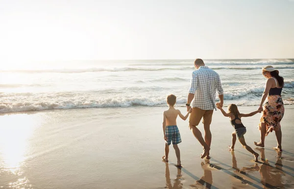 Пляж Нас Найдешь Семья Четырех Человек Проводит День Пляже — стоковое фото