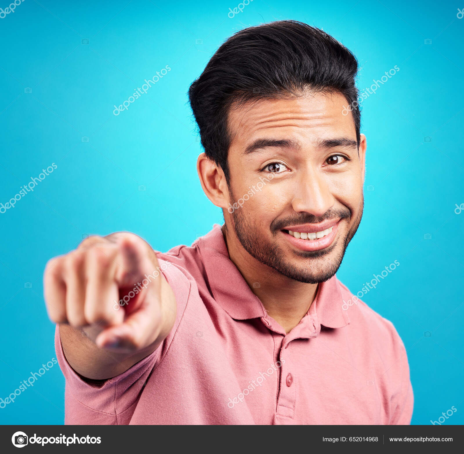 Apontando Você Retrato Homem Estúdio Para Motivação Escolha Decisão Feliz —  Foto © PeopleImages.com #652014968, image size:1600x1566