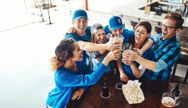 Spor fanatikleri bir spor ailesi oluşturur. Bir grup arkadaş, barda maç izlerken birayla kadeh kaldırıyor.