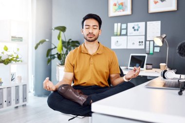Yoga, Lotus 'taki ofis ve işadamı akıl sağlığı ve nefes alma egzersizi için masa başında poz veriyor. Şirket, meditasyon ve Asyalı erkek menajer Japonya 'da stres yönetimi, zen ve barış için meditasyon yapıyor..