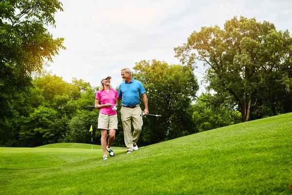 Dit Ons Soort Romantiek Een Volwassen Stel Een Golfbaan — Stockfoto