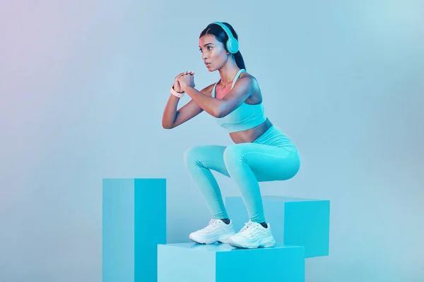 Fitness Agachamento Mulher Com Foco Exercício Pessoa Confiante Contra Fundo — Fotografia de Stock