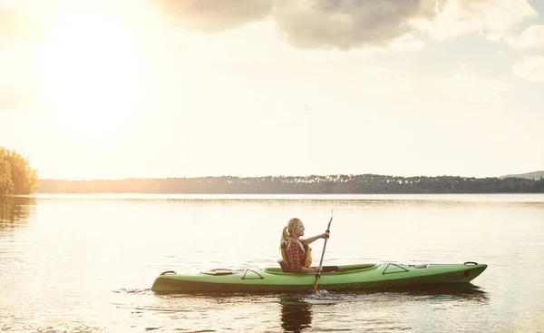 完全に静かな水の上にパドリング 湖でカヌーに乗るための魅力的な若い女性 — ストック写真