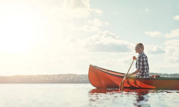 Lago Está Llamando Una Atractiva Joven Que Pasa Día Kayak — Foto de Stock