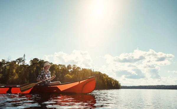 有了桨 生活会更好 一位年轻貌美的女子在湖上划船一天 — 图库照片
