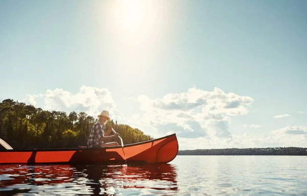Taking Easy Lake Attractive Young Woman Spending Day Kayaking Lake — Stock Photo, Image