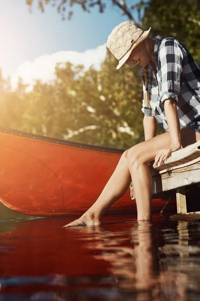 湖での休憩に勝るものはない 湖でリラックスした一日を過ごす魅力的な若い女性は — ストック写真
