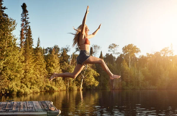 考えてはいけません 魅力的な若い女性が湖に飛び込み — ストック写真