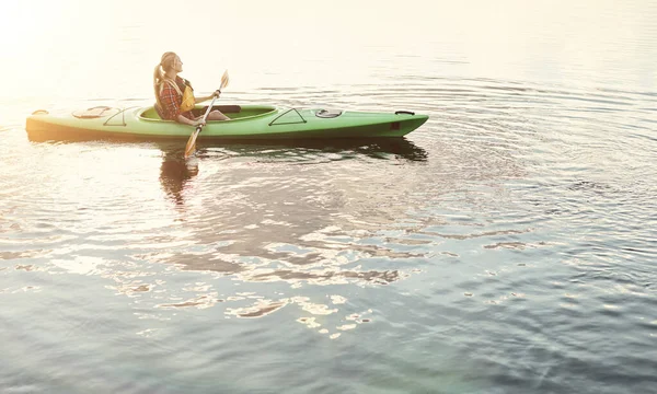 Encontrarás Mucho Que Mirar Una Atractiva Joven Para Pasear Canoa — Foto de Stock