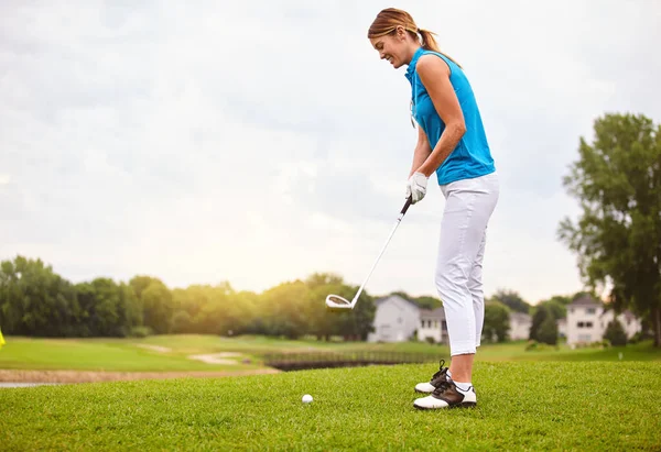 フェアウェイに向かってる 魅力的な若い女性の完全な長さのショットゴルフコースでゴルフのラウンドをプレイ — ストック写真
