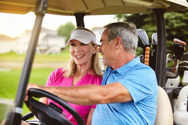 Waarom Wandelen Als Golfkarren Beschikbaar Zijn Een Aanhankelijk Volwassen Paar — Stockfoto
