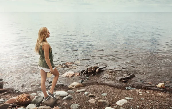 穏やかな水があなたに穏やかなものにしましょう 湖で一日を過ごす魅力的な若い女性は — ストック写真