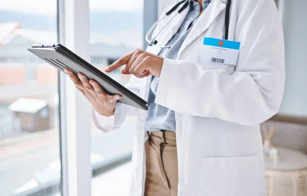 Doktorze Kobieta Tabletkami Rękach Cyfrowymi Wynikami Medycznymi Szpitalnym Harmonogramem Informacjami — Zdjęcie stockowe