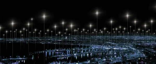 サイバーおよびクラウドコンピューティングのための夜の都市とのデータ ネットワーク サイバー インターネット メディア 光のための都市のスカイラインと技術抽象的 通信と未来 — ストック写真