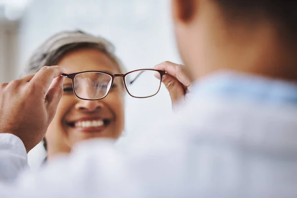 Visão Optometria Mulher Com Óculos Sorriso Lentes Prescrição Com Cuidado — Fotografia de Stock