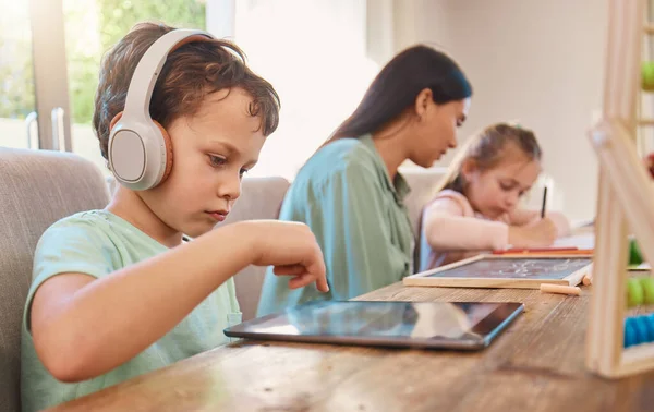 Aprendizaje Electrónico Escuela Casa Niños Con Tabletas Auriculares Clases Línea — Foto de Stock