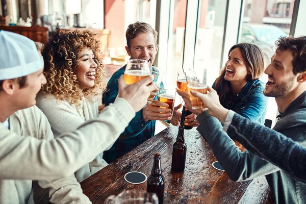 Arkadaşlar Arkadaşlarının Susamasına Izin Vermez Bir Grup Arkadaş Bir Barda — Stok fotoğraf