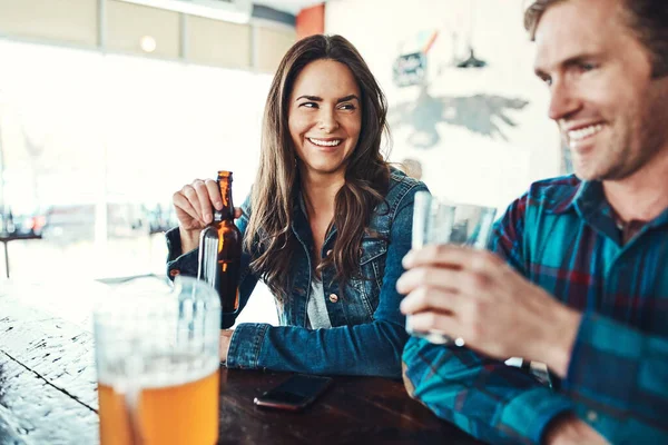 她要走了 在酒吧里喝啤酒的快乐的男女青年 — 图库照片