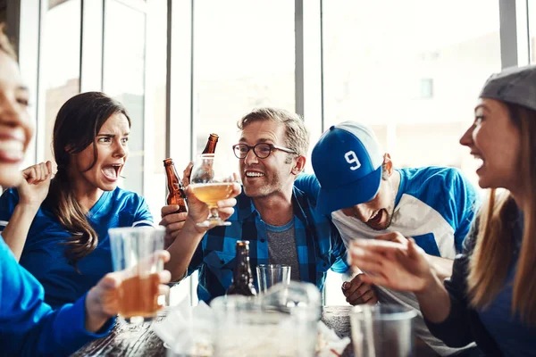 Desfrutando Dia Jogo Bar Esportivo Local Grupo Amigos Tomando Cervejas — Fotografia de Stock