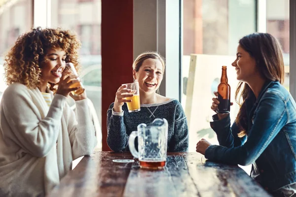 Hora Feliz Pleno Efecto Grupo Amigos Disfrutando Unas Cervezas Bar — Foto de Stock