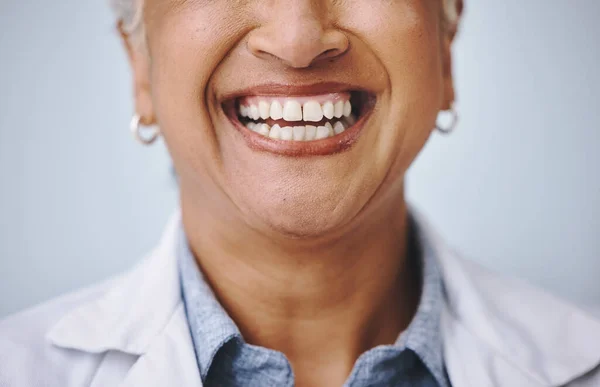 Mujer Dentaria Sonriente Anciana Estudio Para Cuidado Boca Higiene Dentadura —  Fotos de Stock