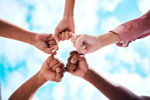 手和拳头在协作 信任或团结中碰撞 为伙伴关系 社区或多样性与下面的天空相融合 为团队合作 成功或团结的动力而进行不同的团队合作 — 图库照片