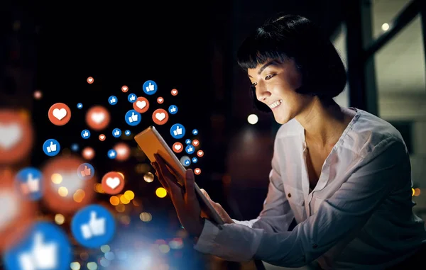 Noche Iconos Redes Sociales Mujer Feliz Con Una Tableta Para — Foto de Stock