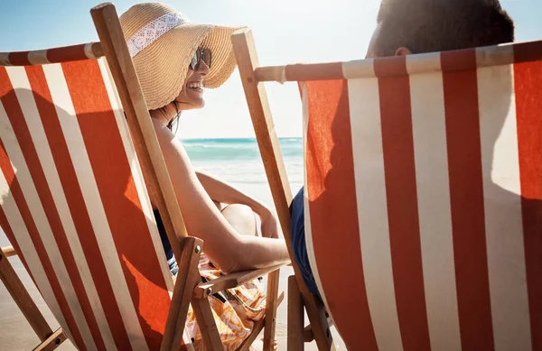 做夏天情人该做的事一对年轻夫妇在海滩上的椅子上休息 — 图库照片