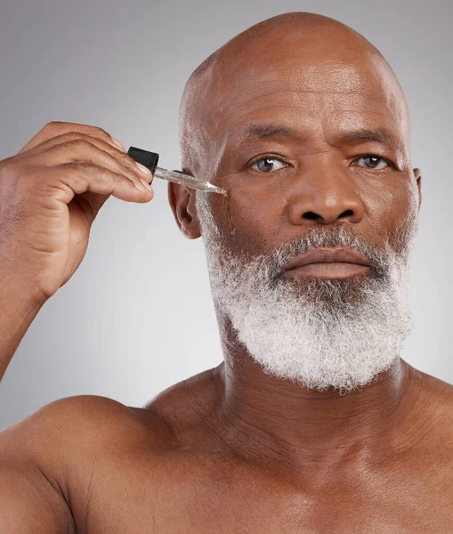 Skincare Retrato Homem Com Soro Facial Estúdio Para Tratamento Natural — Fotografia de Stock