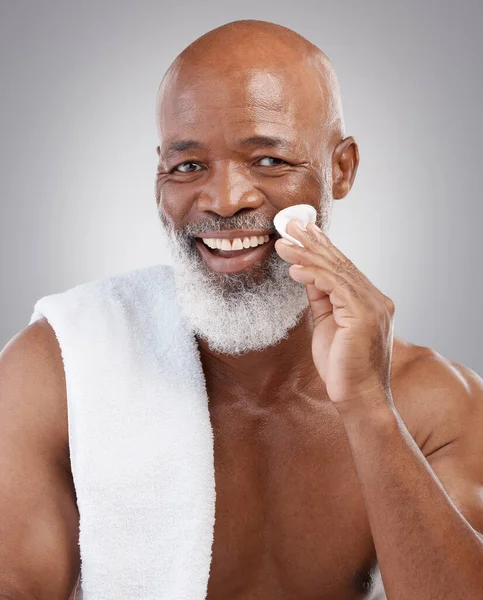 Dermatoloji Pamuk Pedi Stüdyo Arka Planında Gülümsemesi Mutluluğu Yaşlanmayı Önleyen — Stok fotoğraf