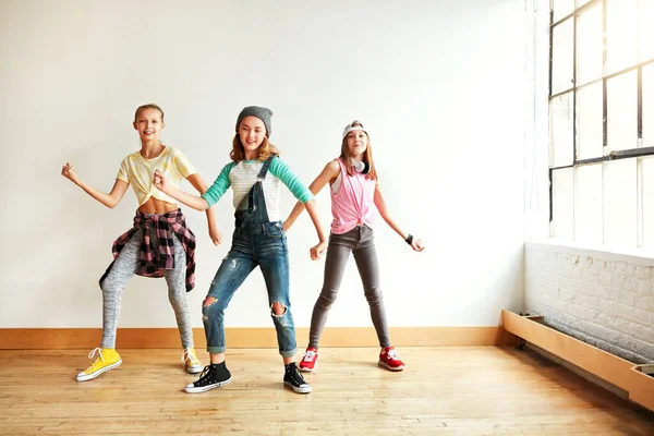 Adoramos Curtir Ver Nos Mexer Meninas Dançando Estúdio Dança — Fotografia de Stock