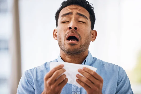 Ziek Niezen Man Met Een Weefsel Allergieën Ziekte Met Symptomen — Stockfoto