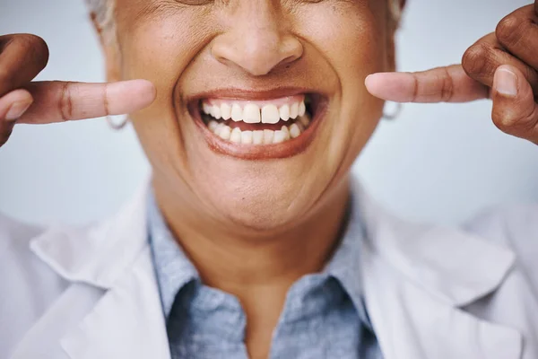 Stomatologia Ręka Wskazanie Przez Starszą Kobietę Studio Pielęgnacji Jamy Ustnej — Zdjęcie stockowe