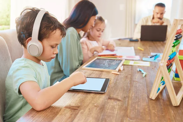 Tablet Auriculares Niños Para Aprendizaje Línea Educación Apoyo Los Padres —  Fotos de Stock