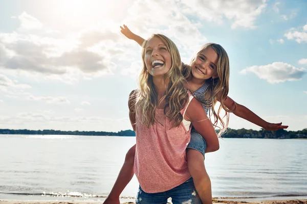 孩子是世界上最神奇的人 一个年轻的女人和她的女儿在海滩度过一段美好的时光 — 图库照片
