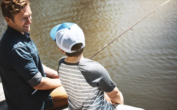 Oyuncu Seçeriz Bekleriz Bir Babanın Küçük Oğlunun Birlikte Balık Tutarken — Stok fotoğraf