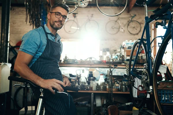 他是所有自行车机械的大师一个成熟男子在自行车修理店工作的画像 — 图库照片